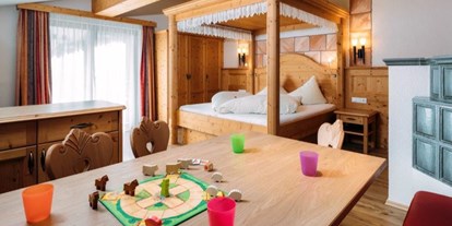 Familienhotel - Einzelzimmer mit Kinderbett - Arzl im Pitztal - Wohnbeispiel - Kinderhotel Laderhof