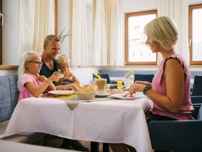 Familienhotel - ausschließlich Familien im Hotel - Hochkrumbach - Frühstücksraum - Kinderhotel Laderhof