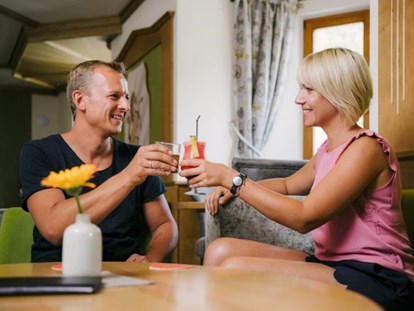Familienhotel - Verpflegung: alkoholfreie Getränke ganztags inklusive - See (Kappl, See) - Barbereich - Kinderhotel Laderhof