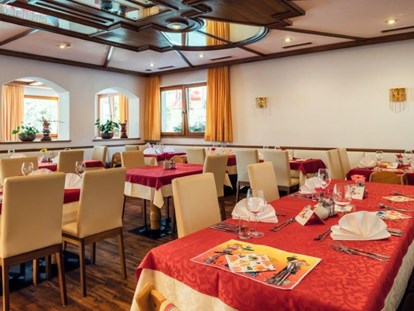Familienhotel - Pools: Außenpool beheizt - Nauders - großzügige Familientische bietet unser Speisesaal - Kinderhotel Laderhof
