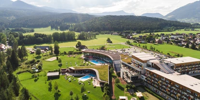 Familienhotel - Pools: Außenpool beheizt - Straßerberg - Hotelanlage Sommer - Aldiana Club Salzkammergut & GrimmingTherme