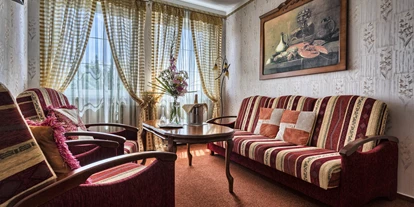 Familienhotel - Pools: Innenpool - Špindleruv Mlýn - Sitzbereich im Zimmer - WELLNESS HOTEL BABYLON