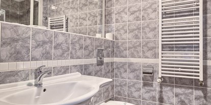 Familienhotel - PLZ 02779 (Deutschland) - Bad mit Waschbecken und WC - WELLNESS HOTEL BABYLON