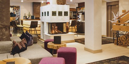 Familienhotel - Preisniveau: gehoben - PLZ 6380 (Österreich) - Lobby mit Bar - ALL INCLUSIVE Hotel DIE SONNE