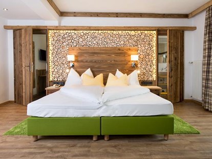 Familienhotel - Hallenbad - Medraz - Familienzimmer mit Balkon Haus Dreitorspitz  - Alpenpark Resort Seefeld