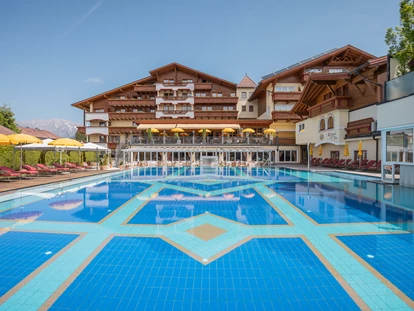 Familienhotel - Suiten mit extra Kinderzimmer - Medraz - Aussenansicht Pool - Alpenpark Resort Seefeld