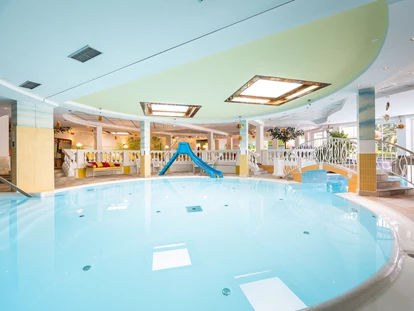 Familienhotel - Pools: Innenpool - Medraz - Whirlpool - Alpenpark Resort Seefeld