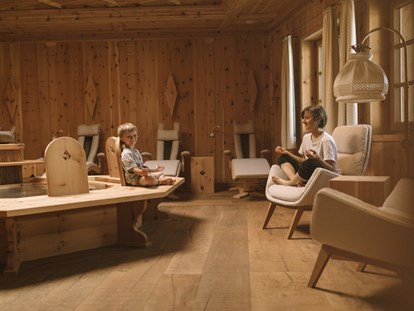 Familienhotel - ausschließlich Familien im Hotel - Seefeld in Tirol - Zirbenruheraum  - Tirolerhof Familotel Zugspitze