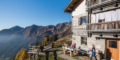 Familienhotel - Kinderbecken - Dorf Tirol - Almhütte - Hotel Masl
