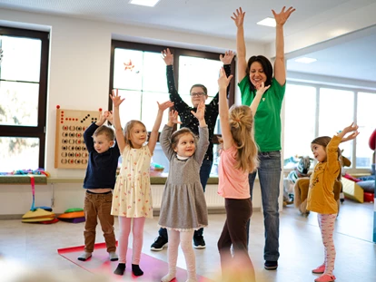 Familienhotel - Kinderbetreuung in Altersgruppen - Unterkremsbrücke - Tolle Kinderbetreuung mit Bewegungsspielen  - Bliems Familienhotel**** Schladming