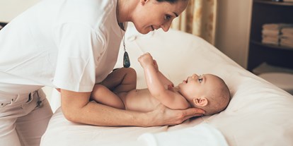 Familienhotel - Babybetreuung - Österreich - Babymassage - POST Family Resort