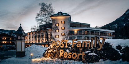 Familienhotel - Pools: Innenpool - Ellmau - Außenansicht Winter - POST Family Resort