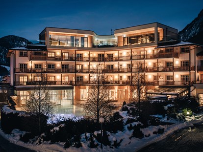 Familienhotel - ausschließlich Familien im Hotel - St. Johann in Tirol - Außenansicht Winter - POST Family Resort
