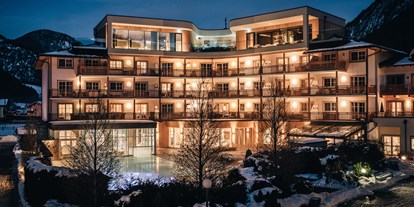 Familienhotel - Kletterwand - Ellmau - Außenansicht Winter - POST Family Resort
