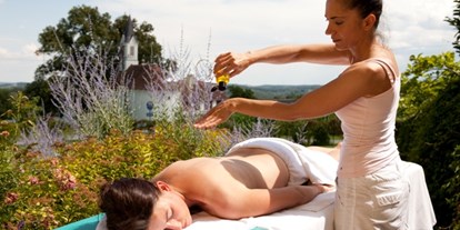 Familienhotel - Pools: Innenpool - PLZ 8242 (Österreich) - Open Air Massage im Ballonhotel - Ballonhotel