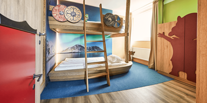 Familienhotel - Suiten mit extra Kinderzimmer - Ostsee - Wikingerstockbett aus der Familiensuite - Wikingerresort Dampland