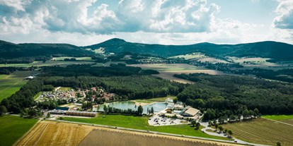 Familienhotel - Spielplatz - Oberlausitz - Blick auf den Ferienpark und das Zittauer Gebirge - Trixi Ferienpark Zittauer Gebirge