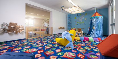 Familienhotel - Einzelzimmer mit Kinderbett - Deutschland - Kleinkindspielbereich - Hotel Am Bühl