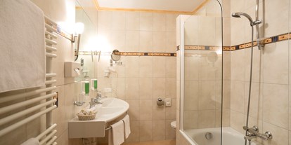 Familienhotel - Umgebungsschwerpunkt: am Land - Untertauern (Untertauern) - Badezimmer mit Wanne - Familienhotel Auhof