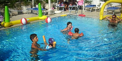 Familienhotel - Schwimmkurse im Hotel - Kinderbecken - Hotel Nettuno
