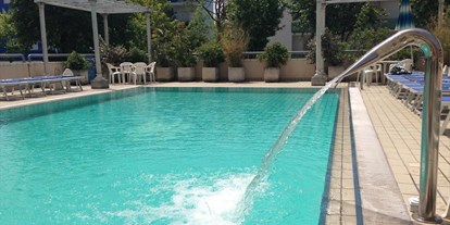 Familienhotel - Schwimmkurse im Hotel - Außenpool - Hotel Nettuno