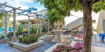 Familienhotel - Pools: Außenpool beheizt - Bellaria Igea Marina - Die Terrasse beim Hotel - Hotel Nettuno