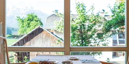 Familienhotel - Frühstück mit Aussicht auf die Dolomiten - Dolomit Family Resort Alpenhof