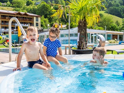 Familienhotel - Pools: Schwimmteich - Familien- & Sportresort Brennseehof