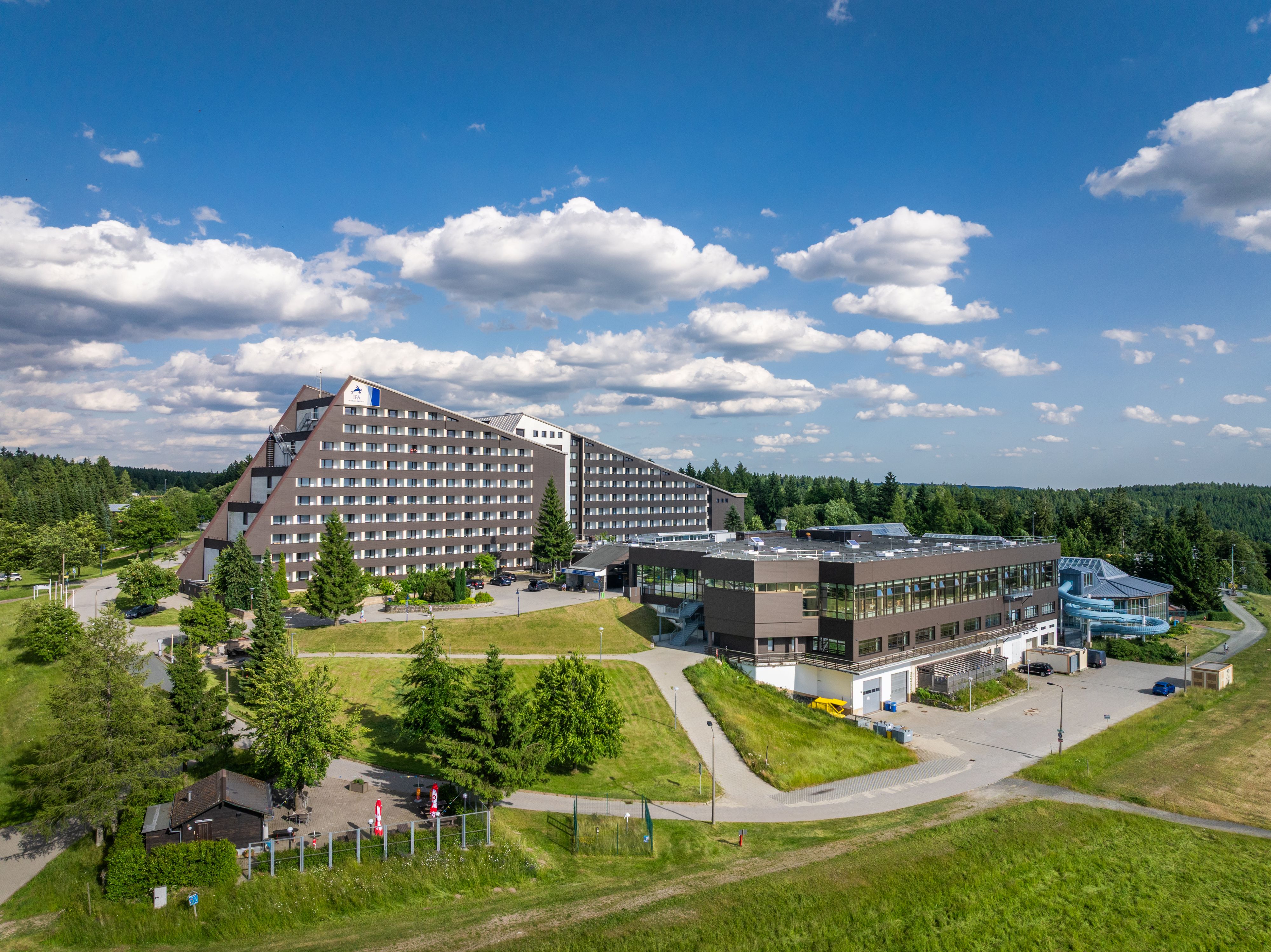 Kinderhotel - Außenansicht Sommer - IFA Schöneck Hotel & Ferienpark