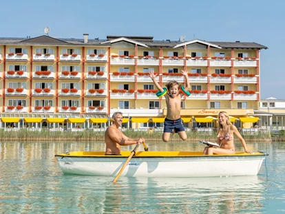 Familienhotel - Reitkurse - Aich (Feldkirchen in Kärnten) - Mit dem Ruderboot über den See. Zum Ausleihen direkt im Hotel. - Baby + Kinderhotel Sonnelino