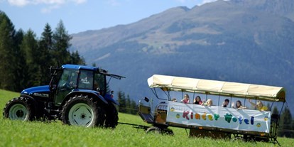 Familienhotel - Kinderbetreuung in Altersgruppen - PLZ 5612 (Österreich) - Ausfahrt mit dem Traktor - Familienhotel Kreuzwirt