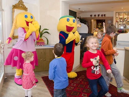 Familienhotel - ausschließlich Familien im Hotel - Neuschitz - Smiley und Smiline am Morgen - Smileys Kinderhotel 
