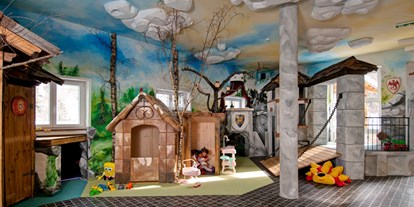 Familienhotel - Einzelzimmer mit Kinderbett - PLZ 9854 (Österreich) - smileys Kinderspielhaus - Smileys Kinderhotel 