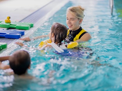 Familienhotel - Pools: Infinity Pool - Smileys Schwimmschule - Smileys Kinderhotel 