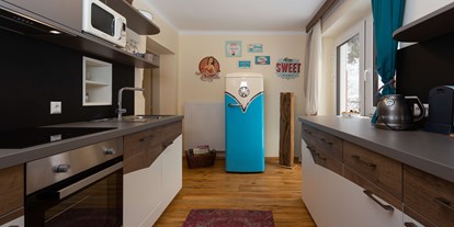 Familienhotel - Einzelzimmer mit Kinderbett - Innerkrems - Küche im Chalet  - Smileys Kinderhotel 