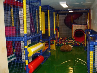 Familienhotel - Einzelzimmer mit Kinderbett - Großdombra - Softplayanlage - Smileys Kinderhotel 