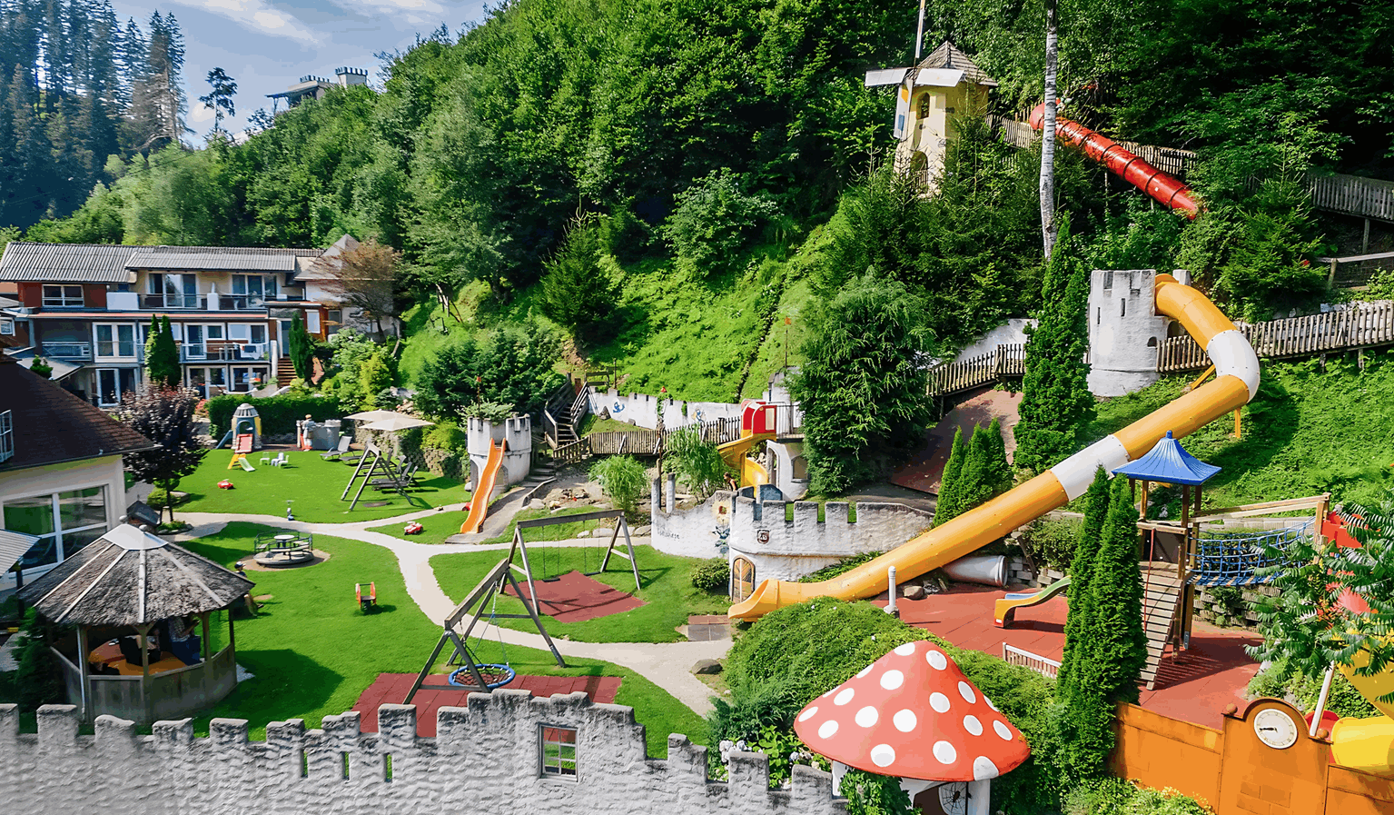 Kinderhotel - Riesen Spielplatz mit Schaukeln, Rutschen, Bobby Cars, Riesenrutsche, Turmspielhaus ... - Smiley’s Kinderhotel 