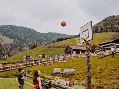 Familienhotel - Umgebungsschwerpunkt: Berg - Oberbozen - Ritten - Basketpall Outdoor Spaß! - Hotel Bergschlössl