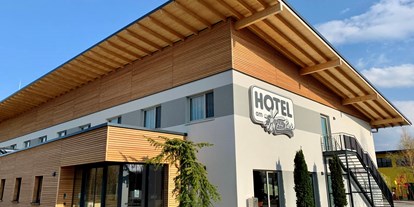 Familienhotel - Ladestation Elektroauto - Erzgebirge - Außenansicht vom Hotel am Sonnenlandpark - Hotel am Sonnenlandpark