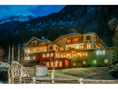 Familienhotel - Umgebungsschwerpunkt: Berg - Döbriach - Abendstimmung Winter-Hotelansicht - Pirker´s Natur- & Bio Familienhotel