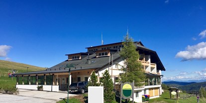 Familienhotel - Garten - PLZ 9504 (Österreich) - Hotel Schneekönig im herrlichen Sommer - Familienhotel Schneekönig