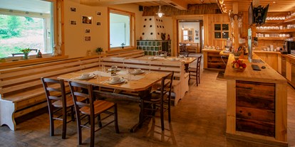 Familienhotel - Brunn (Gitschtal) - Restaurant Hotel Schneekönig
Wir verwöhnen Ihren Gaumen mit regionalen Spezialitäten und frischen Produkten aus der Region. Wir setzen auf regionale und lokale Produkte, die kleinen langen Weg hinter sich haben.
 - Familienhotel Schneekönig