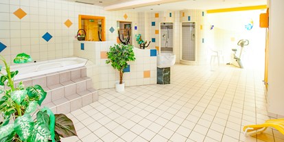 Familienhotel - Sauna - Kärnten - Whirlwanne im Wellnessbereich - Familienhotel Schneekönig