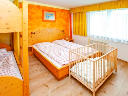 Familienhotel - Suiten mit extra Kinderzimmer - Niederdorf (Feldkirchen in Kärnten) - Familienzimmer Typ "Schneekönigin" - Familienhotel Schneekönig
