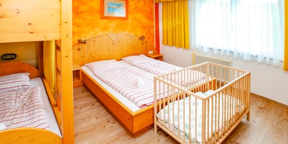Familienhotel - Suiten mit extra Kinderzimmer - PLZ 9620 (Österreich) - Familienzimmer Typ "Schneekönigin" - Familienhotel Schneekönig