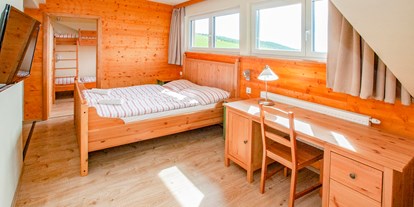 Familienhotel - Ponyreiten - PLZ 9082 (Österreich) - Großes Familienzimmer mit zwei sepatarten Zimmern " Typ "Scheefamilien" - Familienhotel Schneekönig