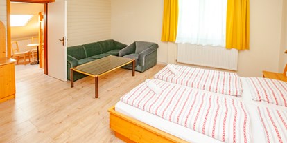 Familienhotel - Umgebungsschwerpunkt: Berg - Nockberge - Großes Familienzimmer mit zwei sepatarten Zimmern " Typ "Scheefamilien" - Familienhotel Schneekönig