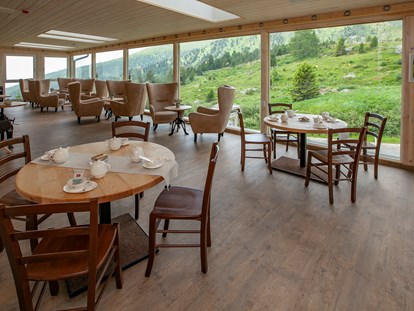 Familienhotel - Umgebungsschwerpunkt: See - Töbring - Wintergarten mit Panoramafenster  - Familienhotel Schneekönig