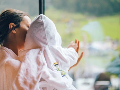 Familienhotel - Pools: Innenpool - Unterkremsbrücke - Mama mit Baby - DAS EDELWEISS Salzburg Mountain Resort