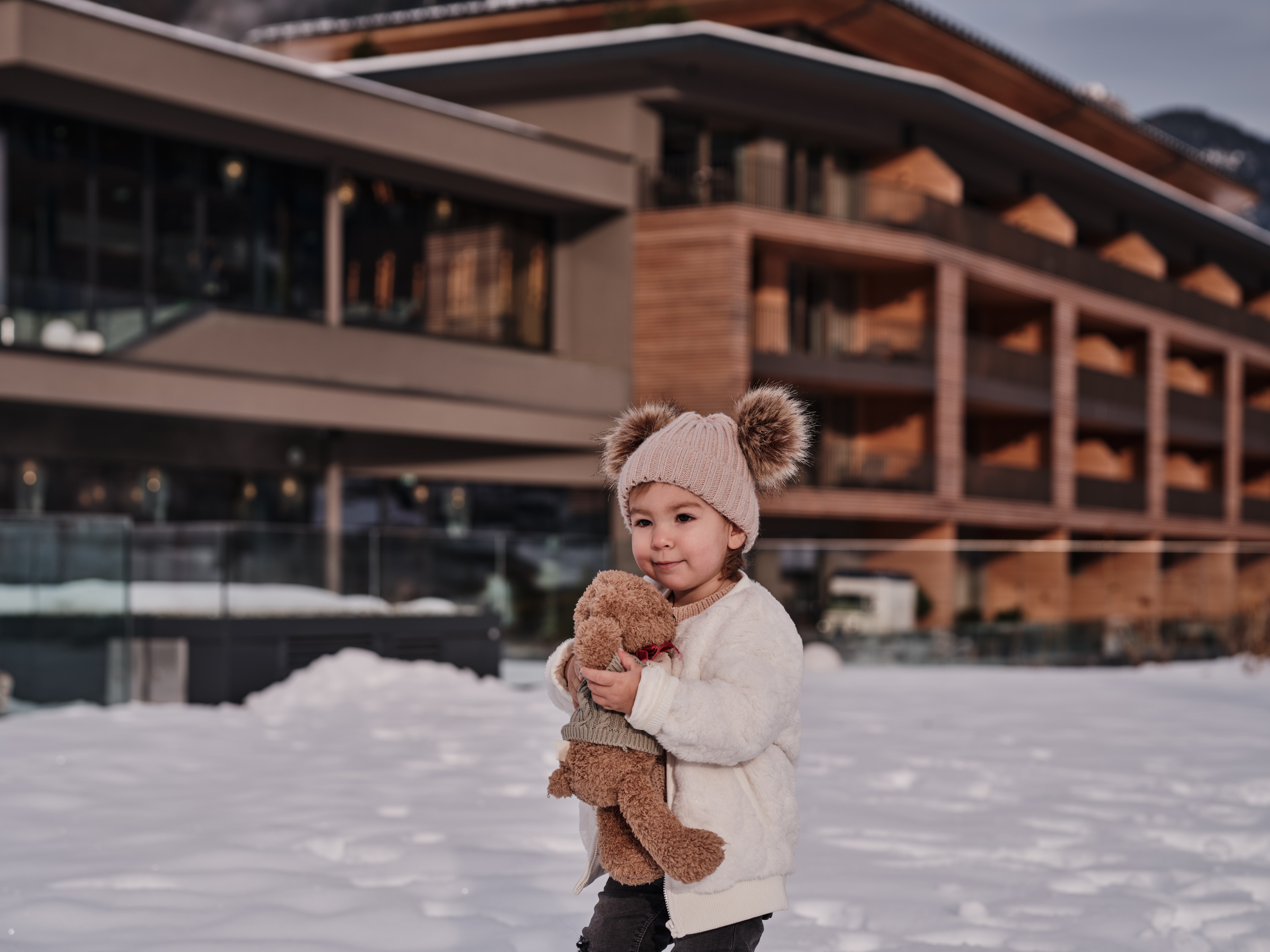 Familienhotel: Mädchen mit Teddybär im familienfreundlichen DAS EDELWEISS Salzburg Mountain Resort in Großarl. - DAS EDELWEISS Salzburg Mountain Resort